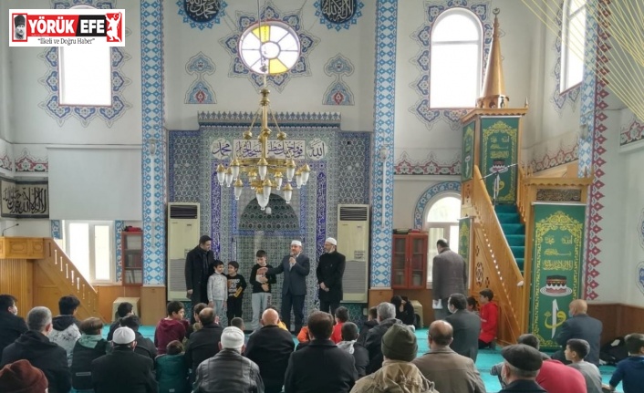 Sevgi evindeki çocuklar öğle namazında buluştu