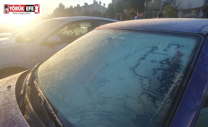 Sıcaklık sıfırın altına düştü, araçların camları buz tuttu