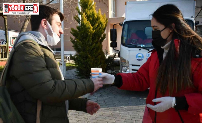 Söke Belediyesi buz gibi havada öğrencilerin içini ısıttı.
