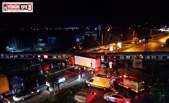 Yolcu treni kamyona çarptı: 1 yaralı