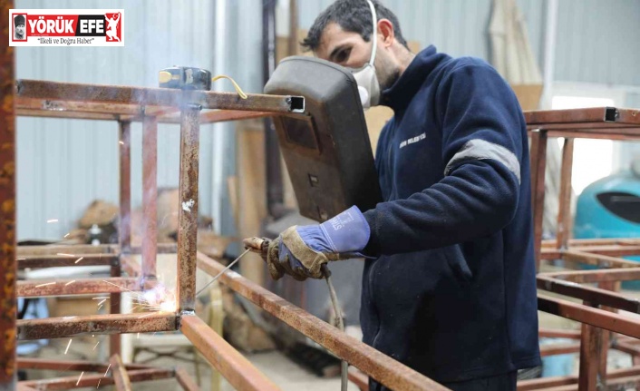 Didim’de hurda malzemeler sokak hayvanları için yuva oluyor