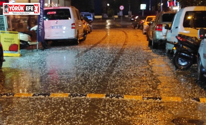 Kuşadası’nda dolu yağışı sokakları beyaza çevirdi
