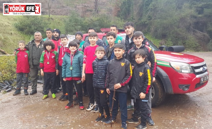 Turnuvaya gelen futbolcular fidan dikti