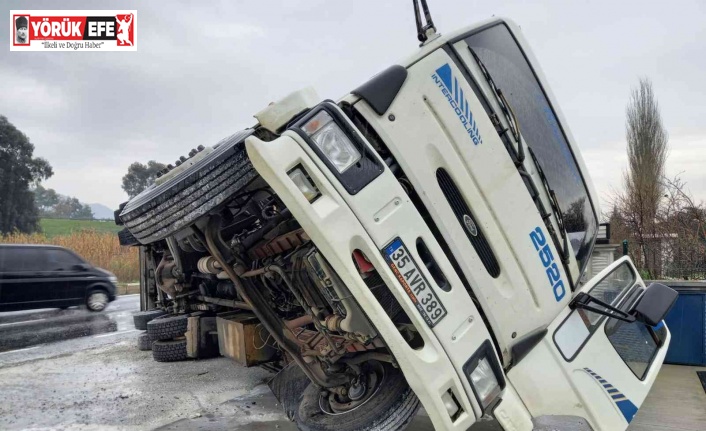 Ani dönüş yapmak isteyince, malzeme yüklü kamyon devrildi