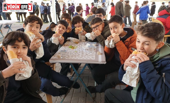 Aydın’da öğrencilere balık ekmek ikram edildi