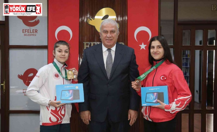 Başkan Atay’dan başarılı sporculara tablet hediyesi