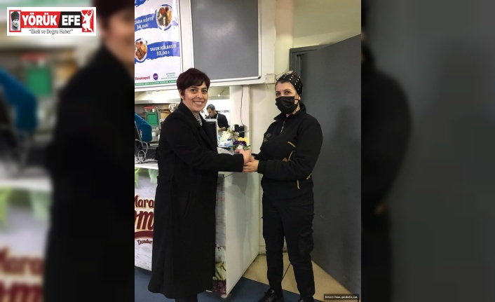 BAŞKAN EKİZ’DEN KADIN ESNAFA ÇİÇEKLİ KUTLAMA