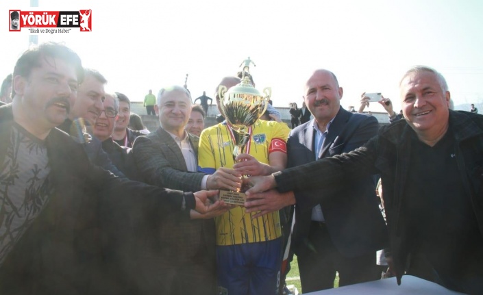 Başkan Ertürk, şampiyon Pamukörenspor’a kupasını verdi