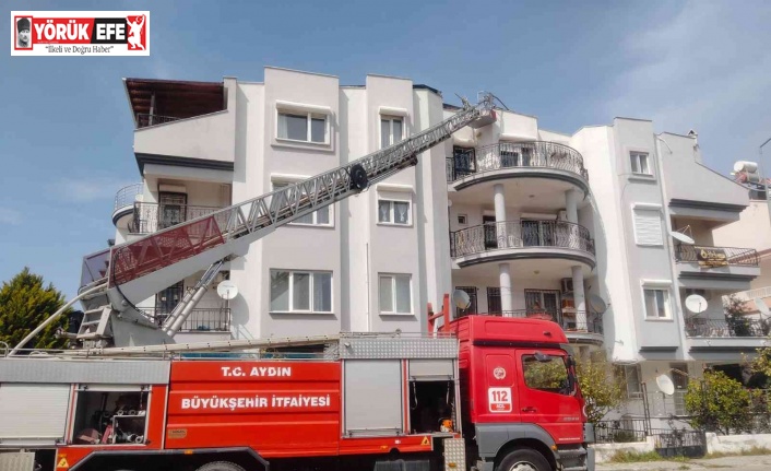 Binanın çatı katında çıkan yangın korkuttu