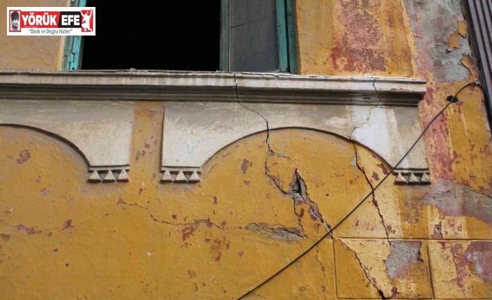 Efeler’de sahipsiz kalan tarihi evler, tehlike saçıyor