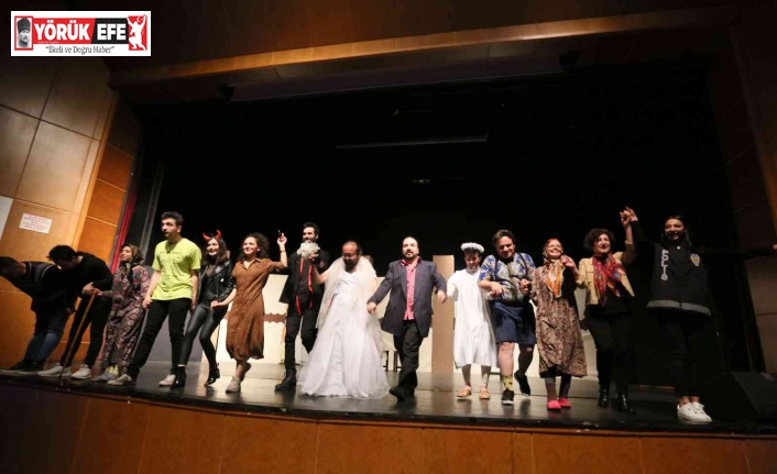 Efeler’in Dünya Tiyatro Günü’ne özel oyunu tiyatroseverlerle buluştu