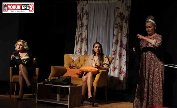 “Etekler ve Pantolonlar” Dünya Tiyatrolar Günü’nde Didimliler için sahnelendi