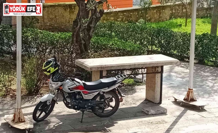 Hırsızlardan bıkan şahıs, motosikletini musalla taşına park etti