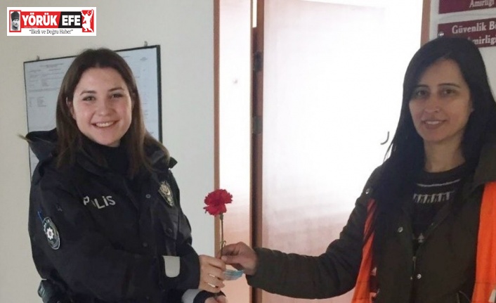 Kuyucak’ta Kadınlar Günü karanfillerle kutlandı