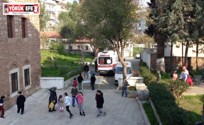 Madde bağımlısı şahıs, çocukların gözü önünde yere yığılıp kaldı