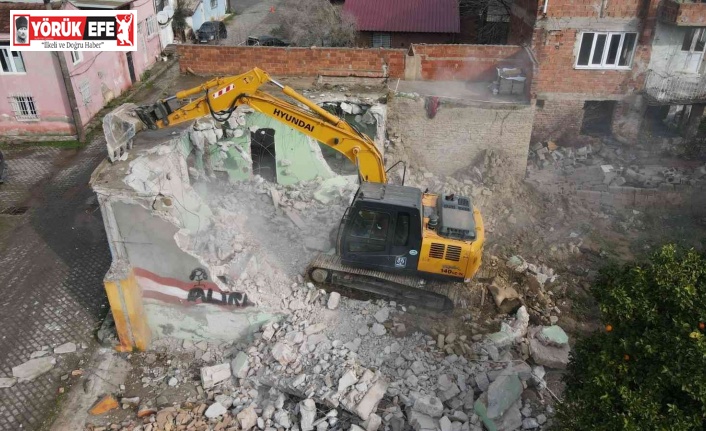 Nazilli’de metruk bina yıkımları sürüyor