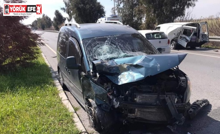 Söke’de yol kenarında duran araca çarptı: 2 yaralı