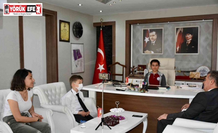 Başkan Erol koltuğunu çocuklara bıraktı