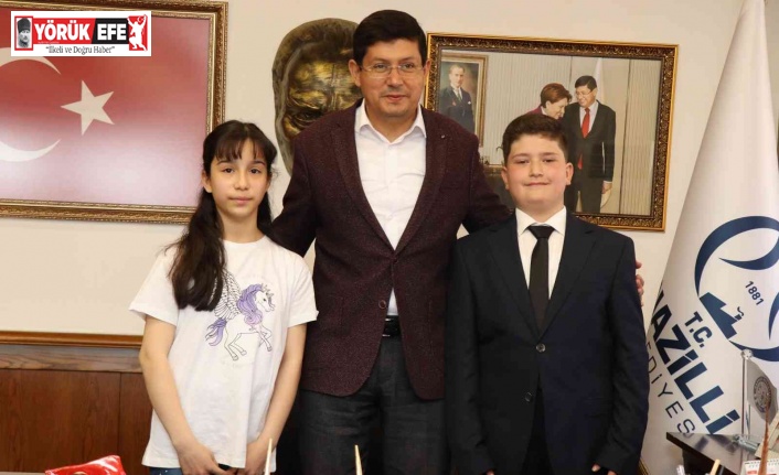 Başkan Özcan makam koltuğunu çocuklara devretti