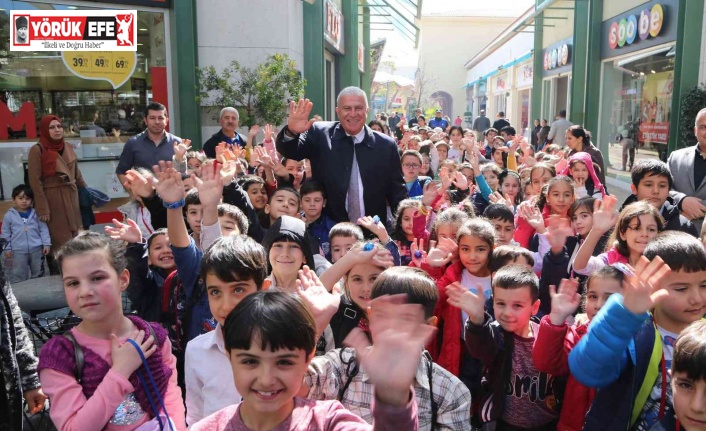 Efeler’de çocuklar bayram ediyor