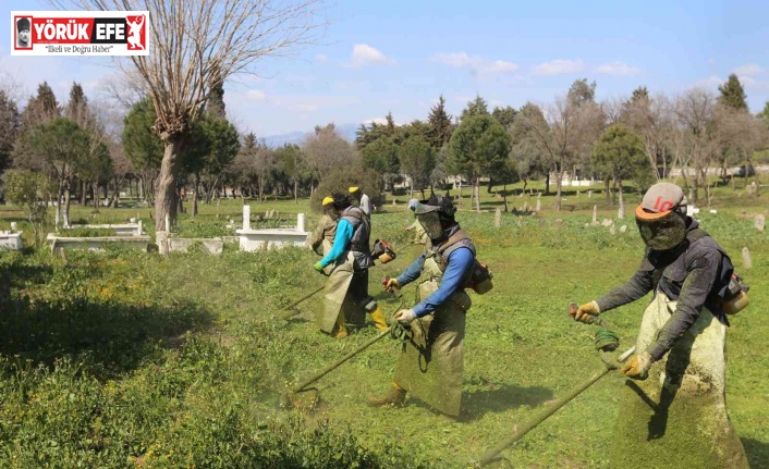 Efeler’de mezarlıklar temizleniyor