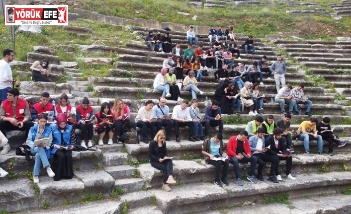 Öğrenciler antik kentte kitap okudu