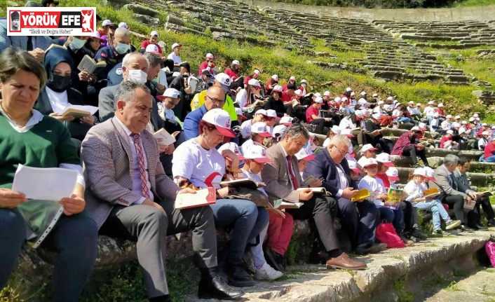 Öğrenciler kitaplarını bu kez antik kentte okudu