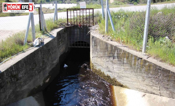 Sulama kanalı simsiyah akmaya başladı