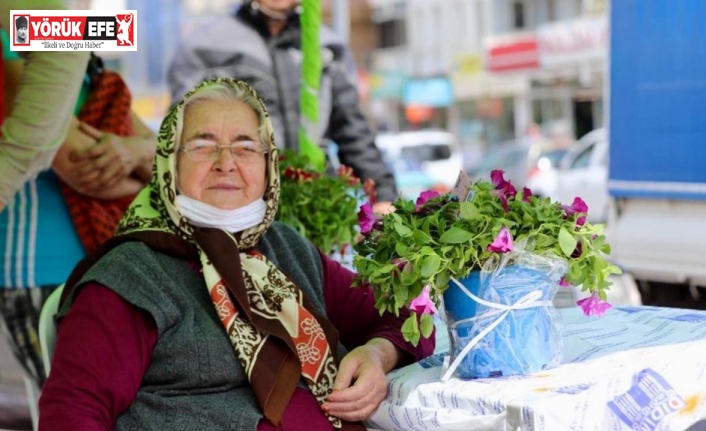 Didim Belediyesi’nden kadınlara binlerce çiçek