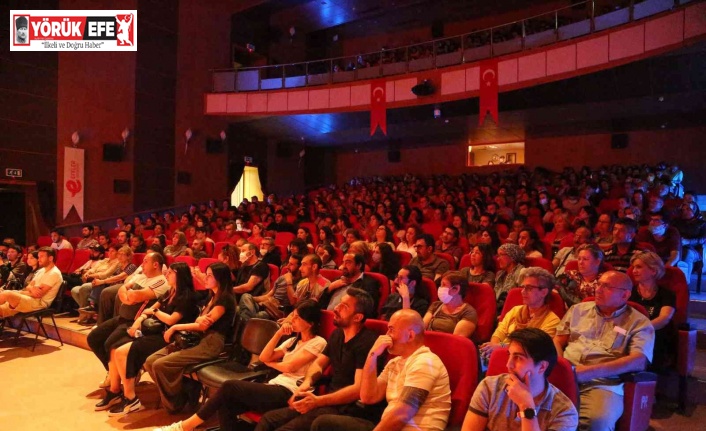 Efeler’in tiyatro oyununa vatandaşlar yoğun ilgi gösterdi