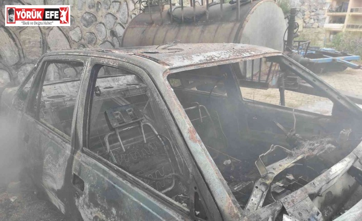 Kuşadası’nda 5 yıldır park halindeki otomobil yandı