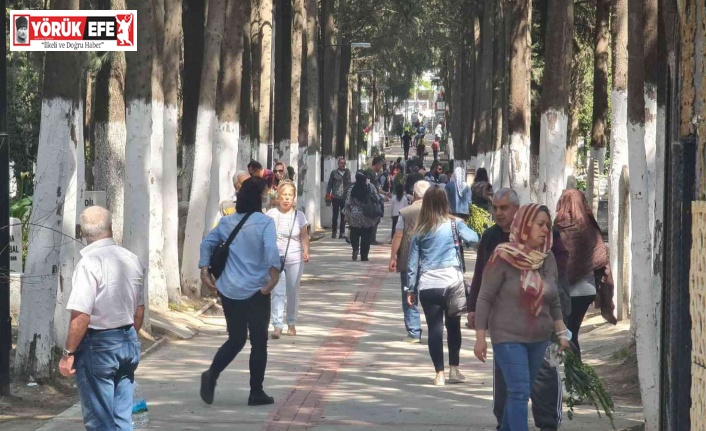 Kuşadası’nda mezarlıklar ziyaretçi akınına uğradı