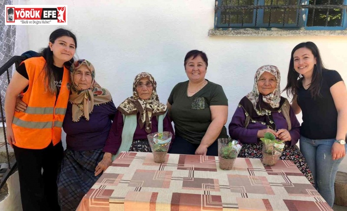 Kuyucak’ta annelere çiçekli sürpriz