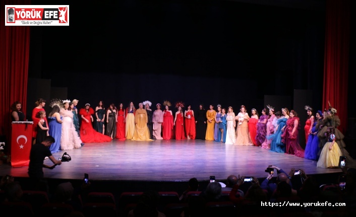 PODYUMDA ANNE RÜZGARI ESTİ