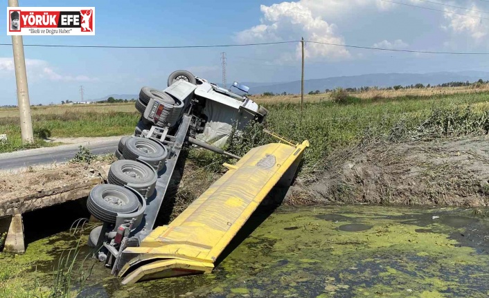 Söke’de kamyon sulama kanalına devrildi