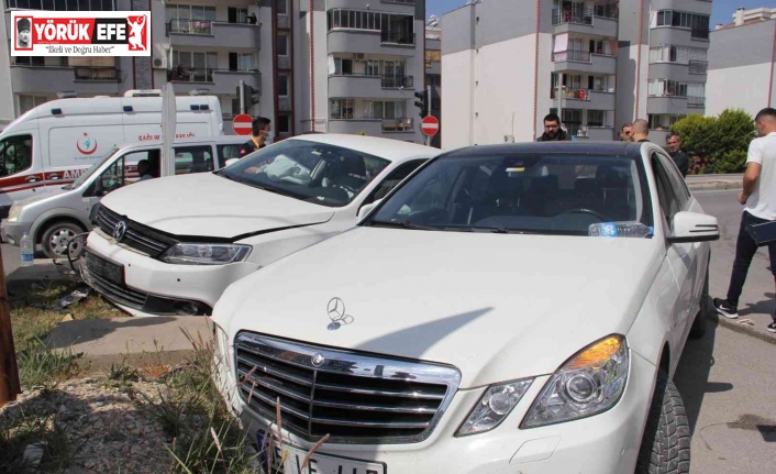 Söke’deki kazada iki araç refüje çıktı