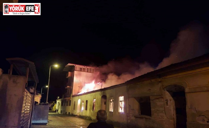 Söke’nin tarihi mahallesindeki metruk evde çıkan yangın korkuttu