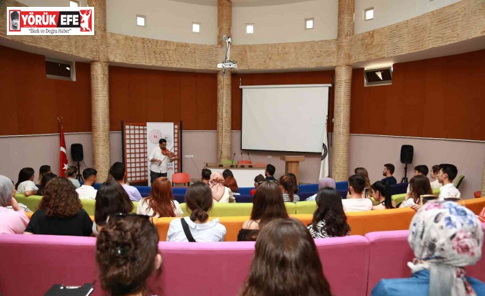 ADÜ’de ’toplum baskısının bireye etkisi’ konuşuldu