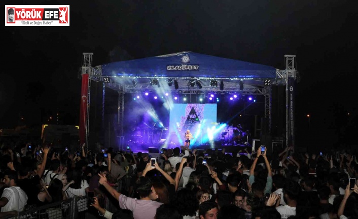 ADÜ’lü gençler ünlü sanatçı Ece Seçkin’in şarkıları ile doyasıya eğlendi