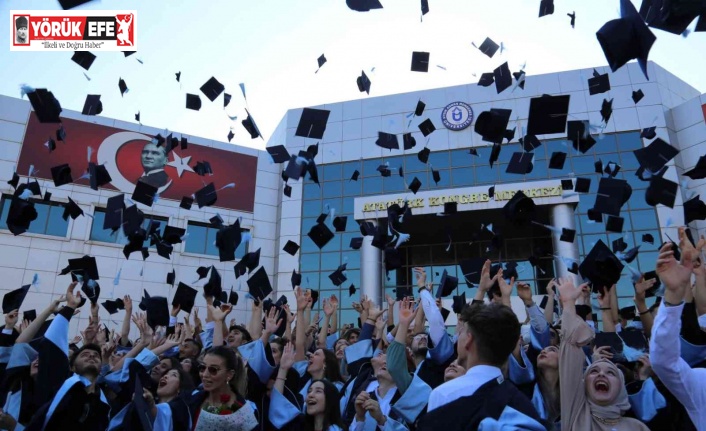 Aydın MYO’da öğrencilerin mezuniyet sevinci