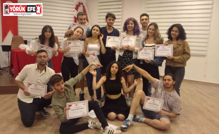 Efeler’in tiyatro öğrencileri sertifikalarını aldı