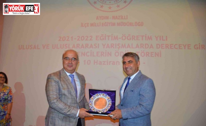 Kaymakam Arısoy’dan müdür Şimşek’e anlamlı plaket