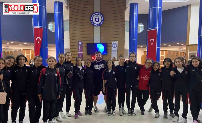 Koçarlı Belediyesi Voleybol Takımı tiyatroda buluştu