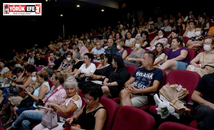 Kuşadası Belediyesi tiyatroseverleri oyunlar ile buluşturdu