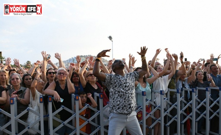 Kuşadası Sokak Festivali yoğun ilgi görüyor