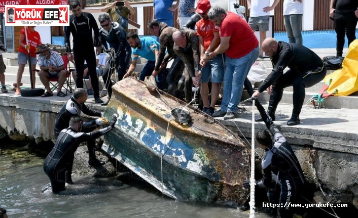 Kuşadası’nda dalgıçlar denizden 5 metrelik batık tekne çıkardı