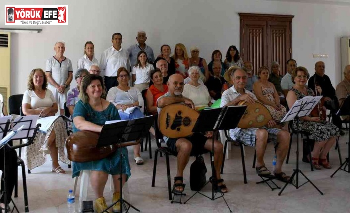 Kuşadası’nda emekli yazlıkçılar müzik aşkıyla bir araya geldi