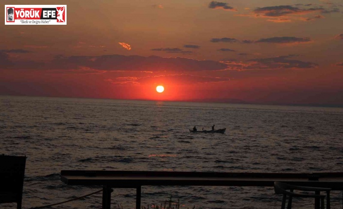 Kuşadası’nda gün batımı mest ediyor