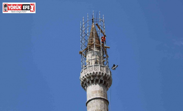 Minare tepesinde tehlikeli çalışma