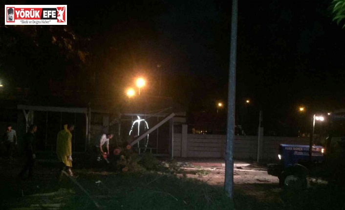 Nazilli Belediyesi’nden fırtınada yaşanan olumsuzluklara anında müdahale